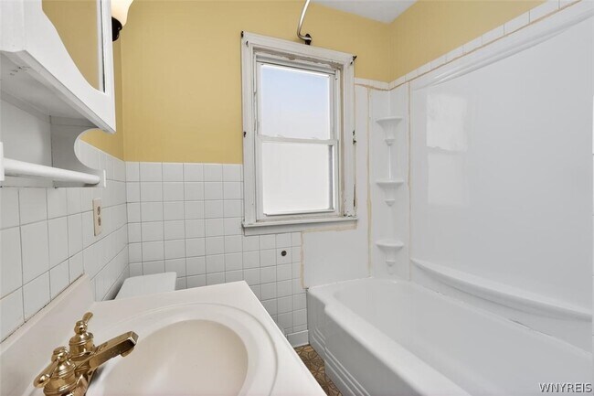 Building Photo - 420 25th St