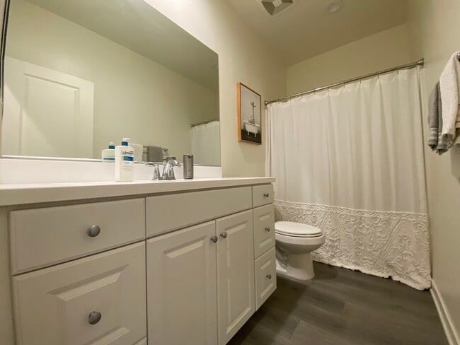 Building Photo - 45131 Landing Pl