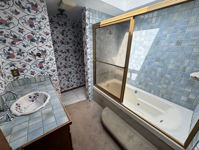 Building Photo - WATERFRONT Gravelly Lake Large 4 Bedroom Home in Lakewood!