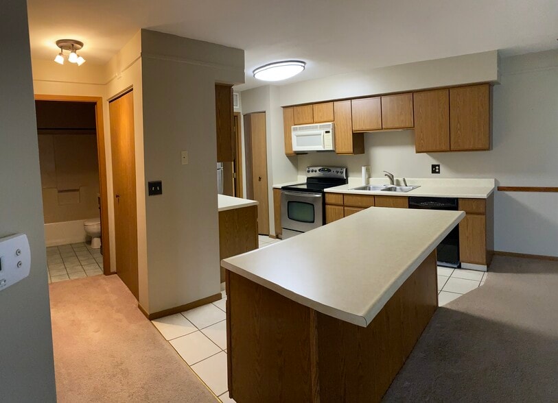 Oversized Kitchen - 158 Hartford Ct