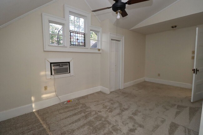 Building Photo - Live just minutes from USC, Five Points, a...