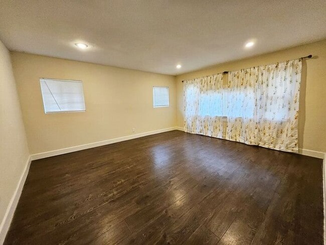 Building Photo - New Listing!