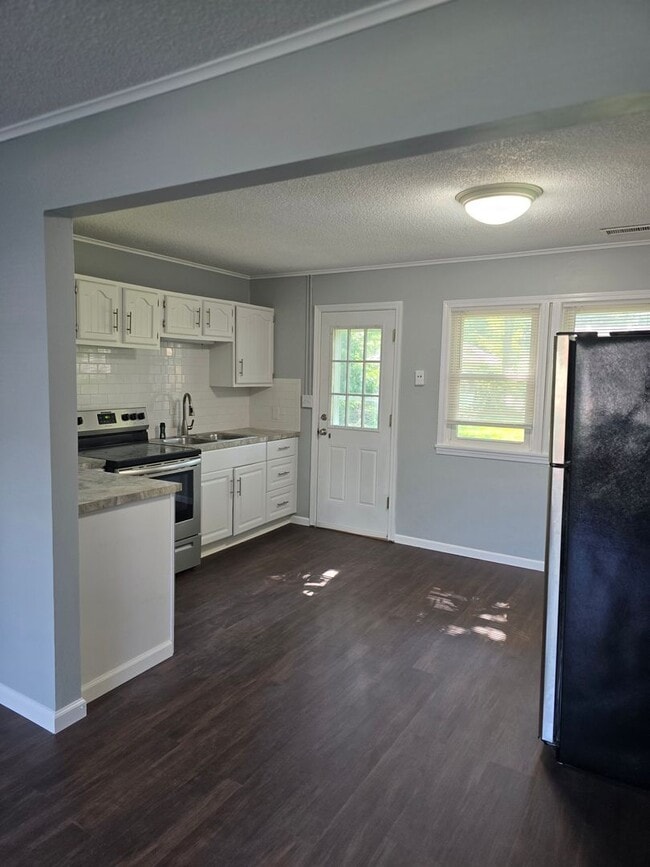 Building Photo - Newly Renovated 2 bedroom in Roeland park