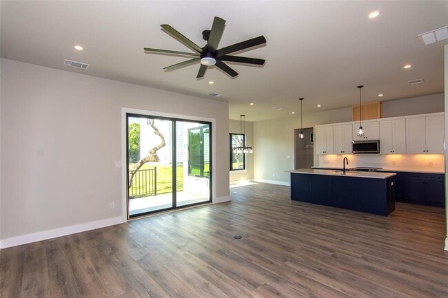 Building Photo - 2804 Lawrence Dr