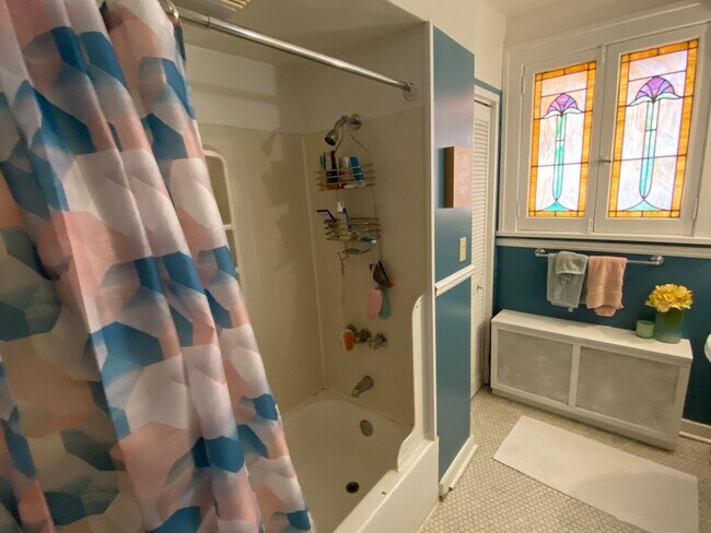 Building Photo - 456 S Graham St