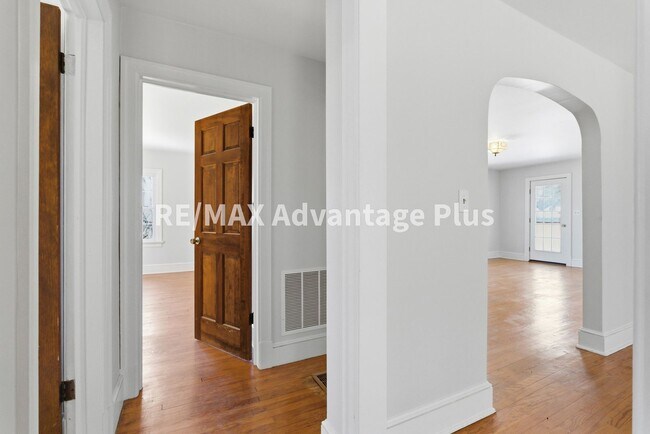 Building Photo - Beautiful brick home with full basement in Prospect