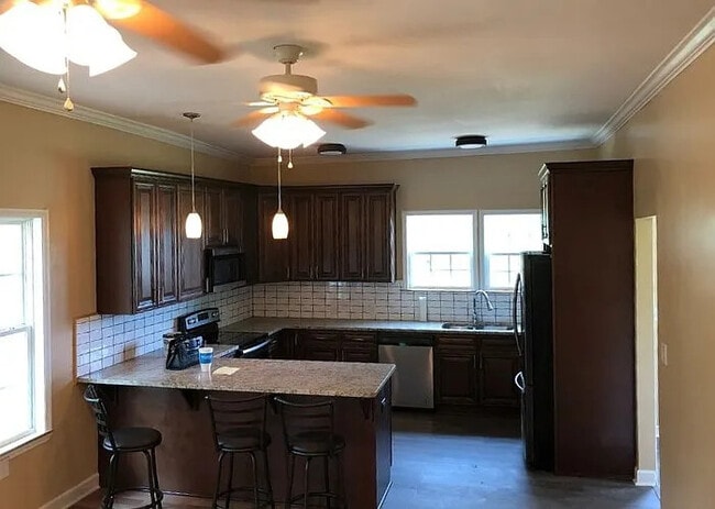 Building Photo - 4 Bedroom 3 Bathroom