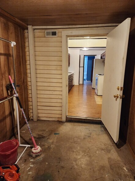 Building Photo - 2547 Nichols Dr