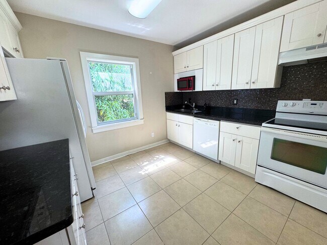 Building Photo - Modern 3 bed / 2 bath Apartment for Rent -...