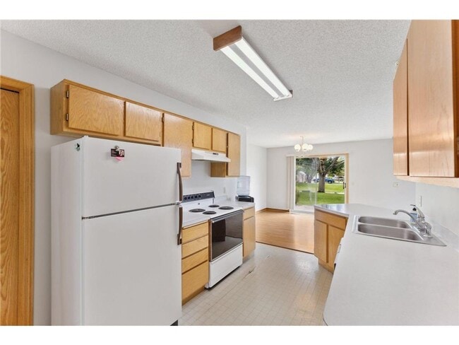 Building Photo - 2 Bed + Loft End Unit Townhome- Available 6/1