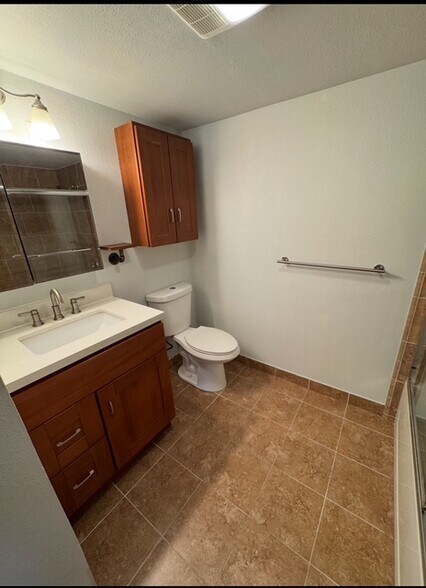 Building Photo - 108 W Maple St