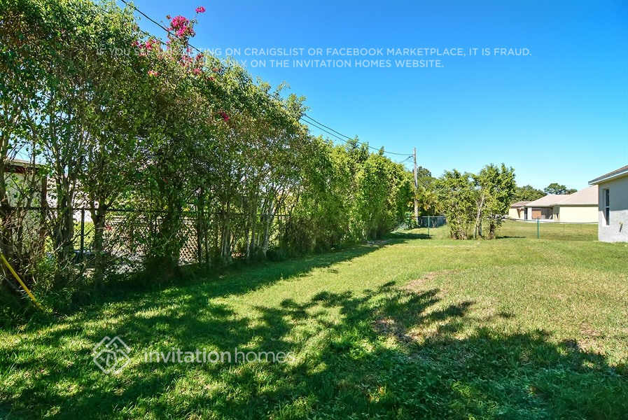 Building Photo - 2090 SW Capeador St