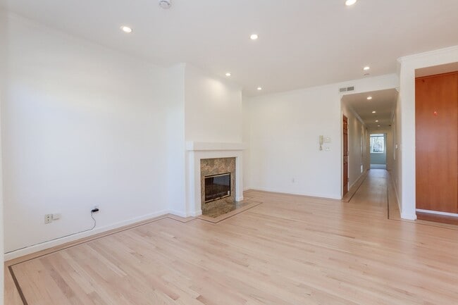 Building Photo - Spacious 3 Bed / 2 Bath Flat with garage parking in Outer Richmond. YouTube tour!