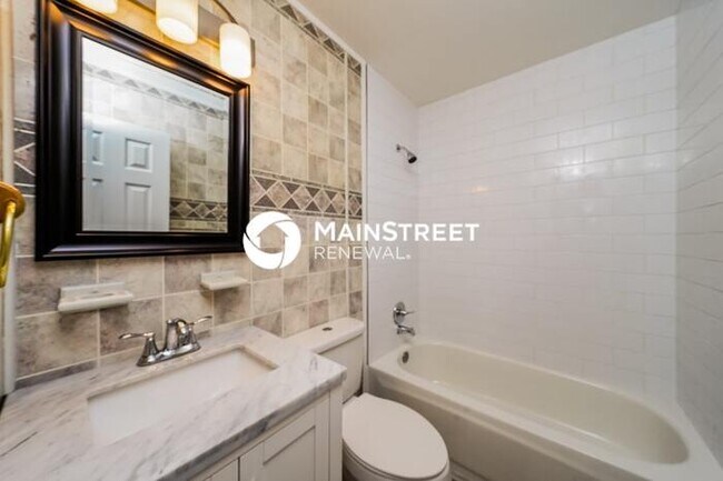 Building Photo - 4 Bedroom Pet-Friendly Home in Louisville, KY with Main Street Renewal