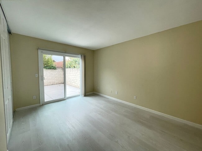 Building Photo - Light and Bright 3 Bedroom 2 Bath Oceanside Home!
