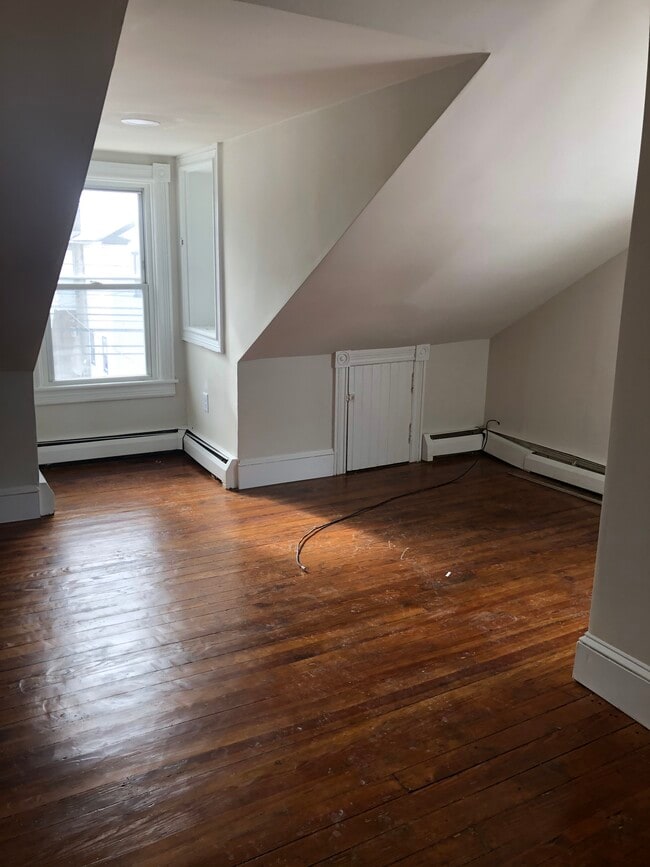 Building Photo - 705 Beech St