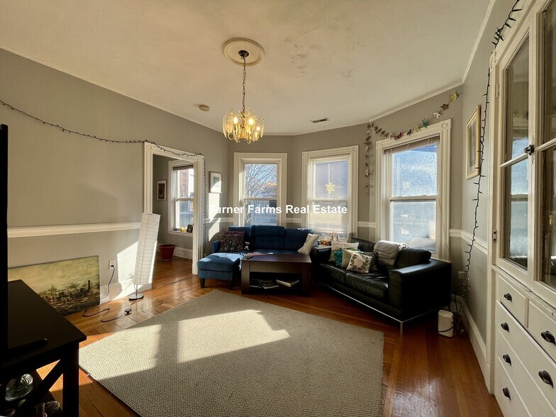 Building Photo - 122 Calumet St