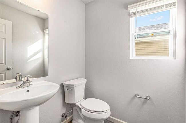 Building Photo - 109 Iris Ct