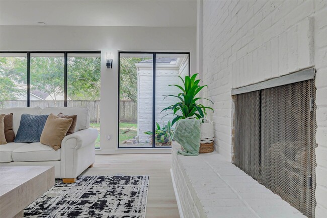 Building Photo - 10303 Chevy Chase Dr