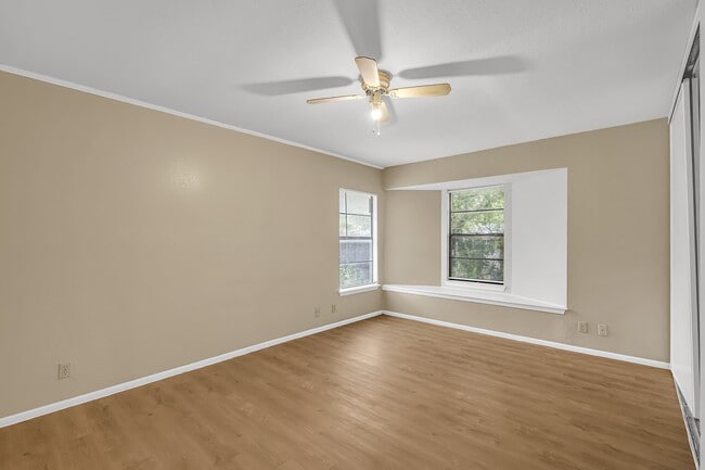 Building Photo - 1325 Bayou Dr