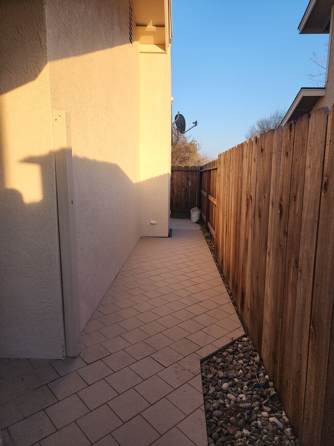 Building Photo - 3 Bedroom 2 Bath in HOA Community with Com...