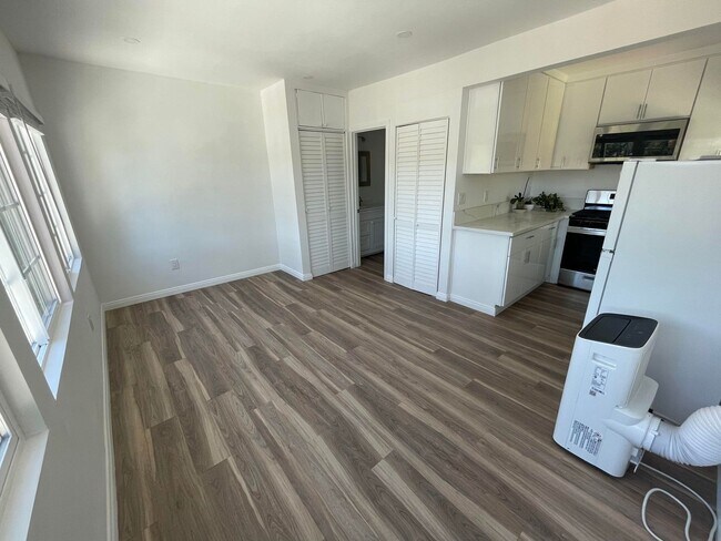 Building Photo - 2nd Floor Studio in the Heart of Highland Park