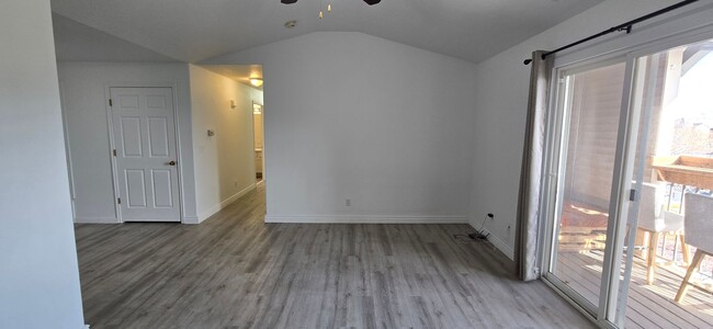 Building Photo - Impeccable 3-bed,2-bath top floor Condo in...