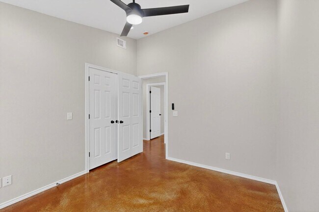 Building Photo - 1471 W Kaufman St