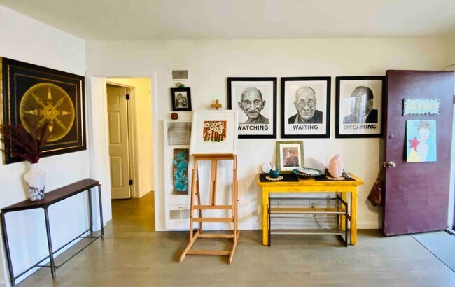 Building Photo - 1720 E 2nd St