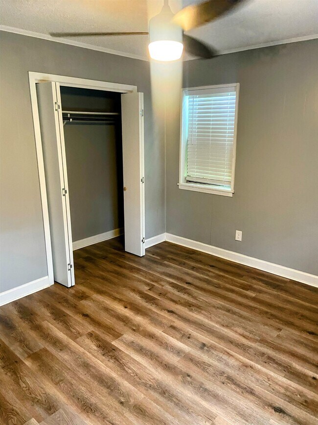 Building Photo - 453 Crestmont Cir