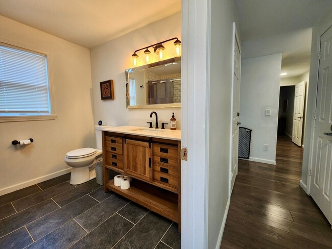 Building Photo - 4 bed 2.5 bath House | East Rochester | First Floor Laundry Hookups | Front and back covered porch
