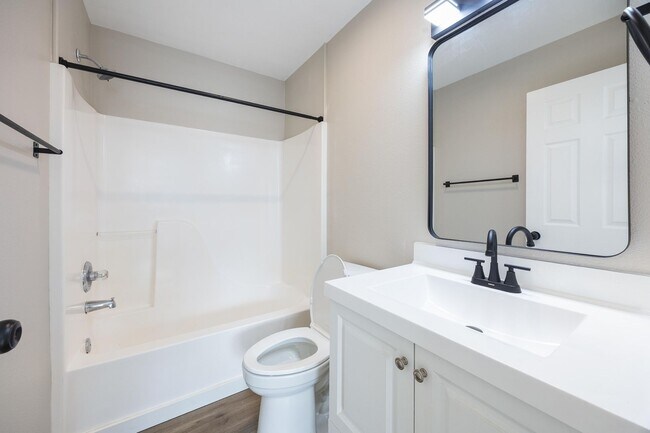 Building Photo - 3 bedroom, 2.5 bathroom home - SE Portland