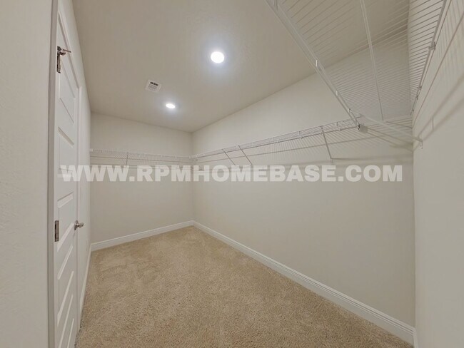 Building Photo - 5820 Crestlake Dr