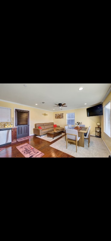 Building Photo - 523 Fischer St