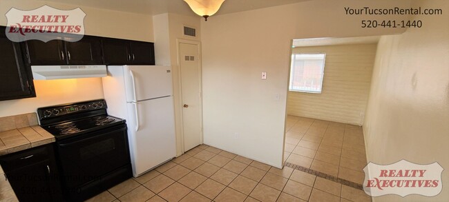 Building Photo - Country Club & Fort Lowell area - 2 Beds 1...