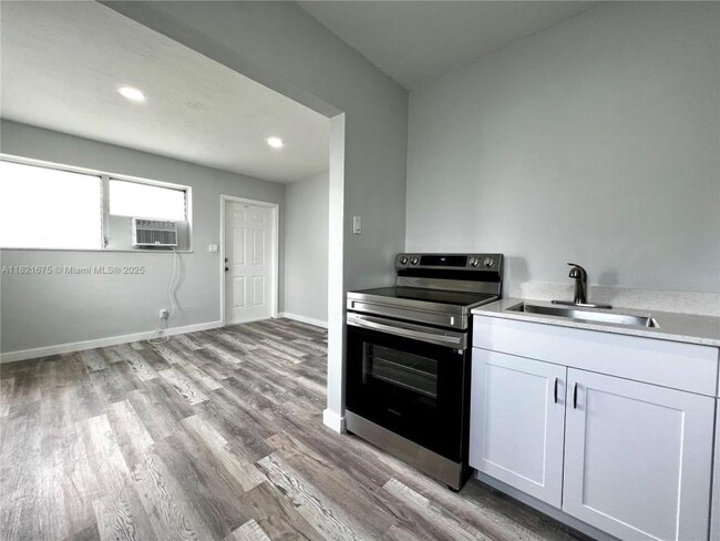 Building Photo - 2 bedroom in Hallandale FL 33009
