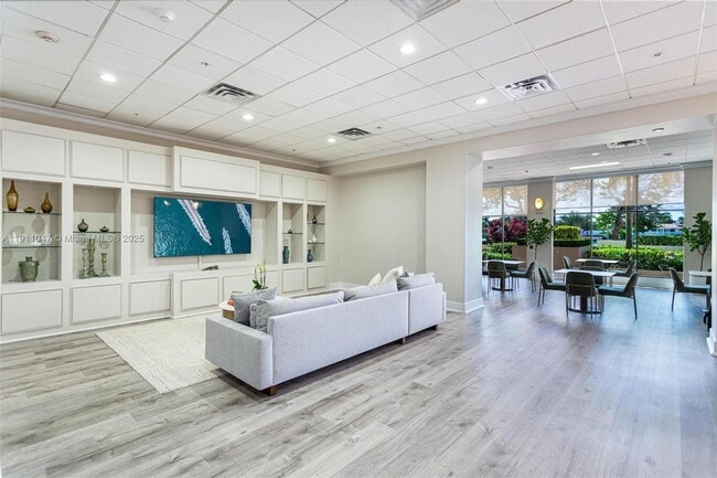 Building Photo - 5600 Collins Ave