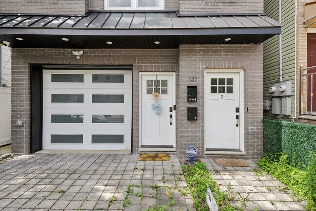 Building Photo - 131 Zabriskie St