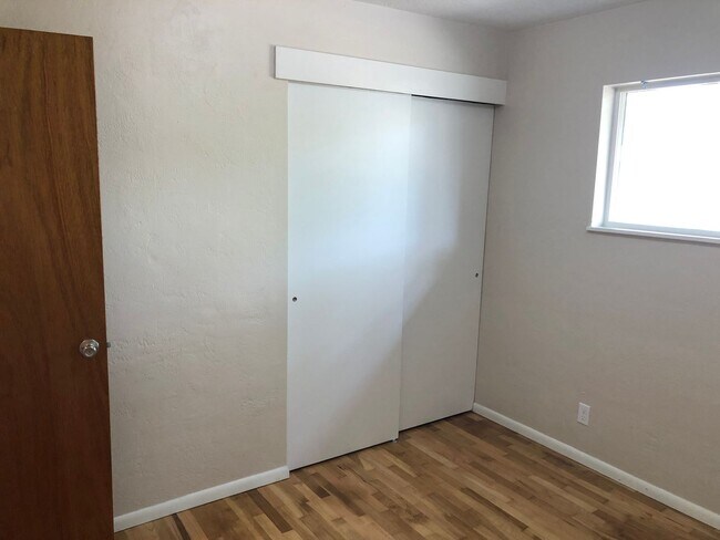 Building Photo - Updated 3 bedroom 1 1/2 bath home in a gre...