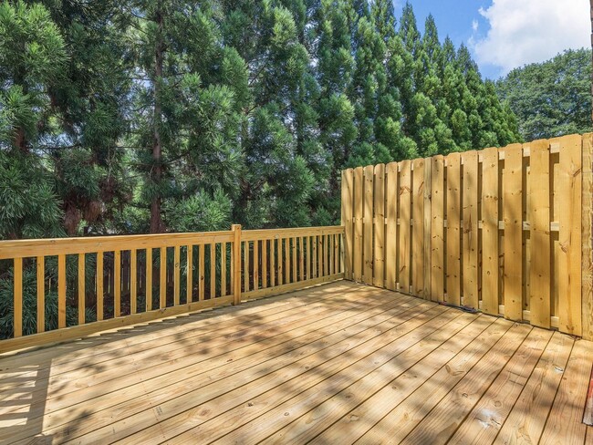 Building Photo - Cozy 3 Bedroom, 2.5 Bath Home with 2 Car G...