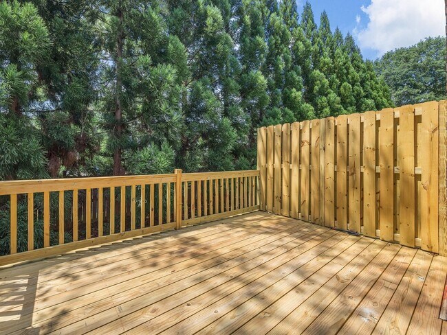 Building Photo - Cozy 3 Bedroom, 2.5 Bath Town Home with 2 ...