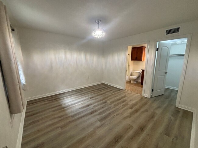 Building Photo - Updated one bedroom is ready for its new r...