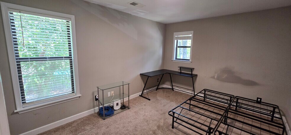 Building Photo - 448 Deerwood St