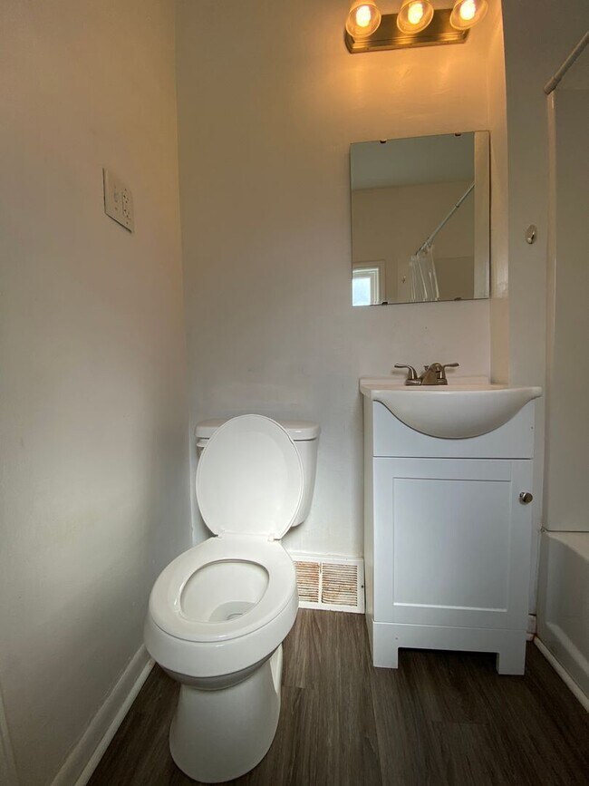 Building Photo - AVAILABLE AUGUST 2026 - 1 Bedroom Home w/ Spacious Living!