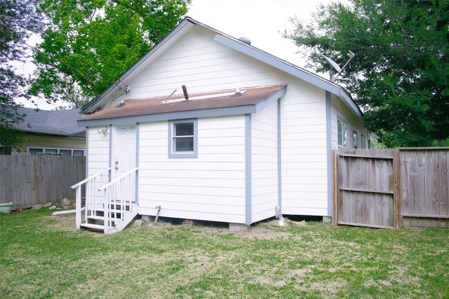 Building Photo - 1310 4th St