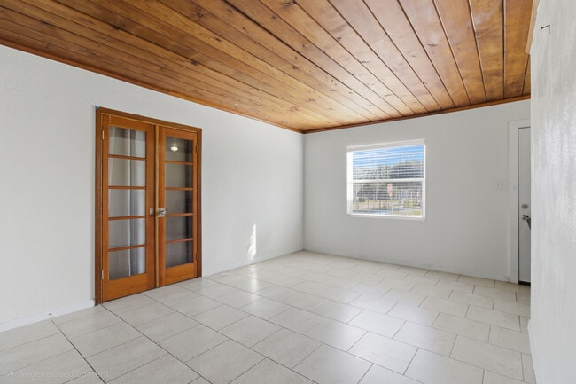 Building Photo - 1901 W La Salle St