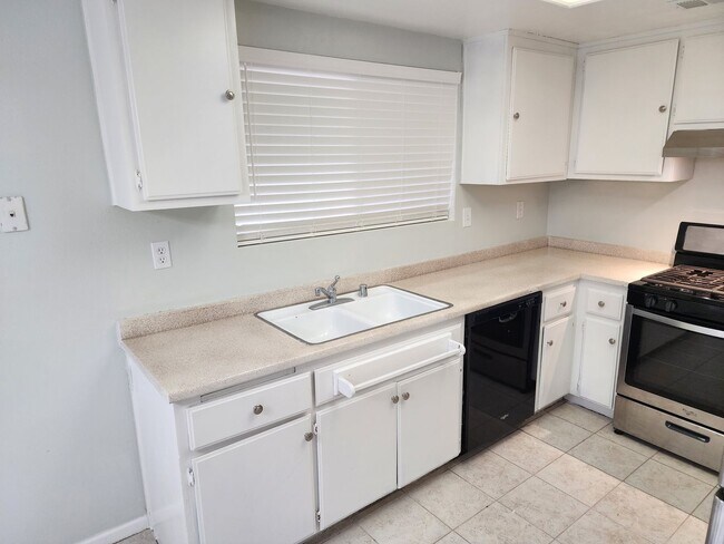 Building Photo - 15833 Serrano Rd