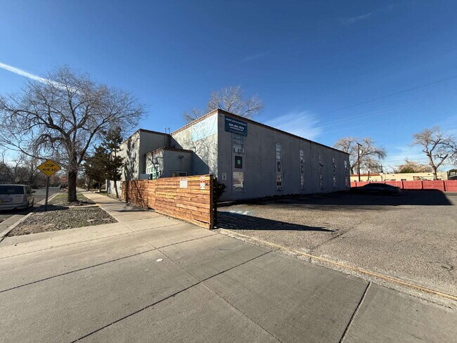 Building Photo - Downtown studio! Laundry on-site! Move-in special!