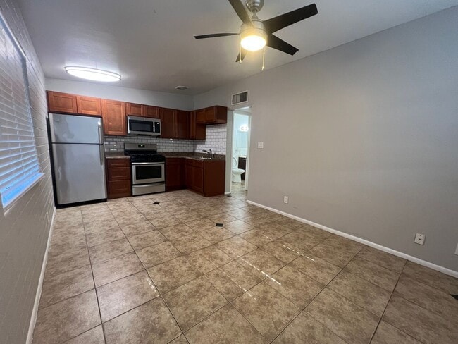 Building Photo - 906 S Mariana St