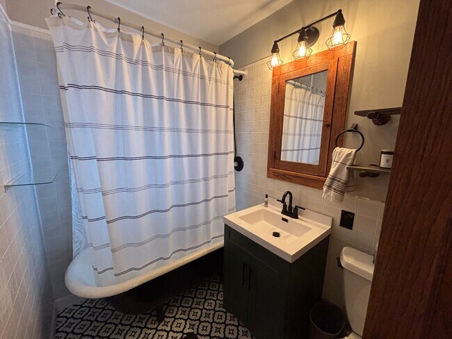 Building Photo - 717 S Fairview St